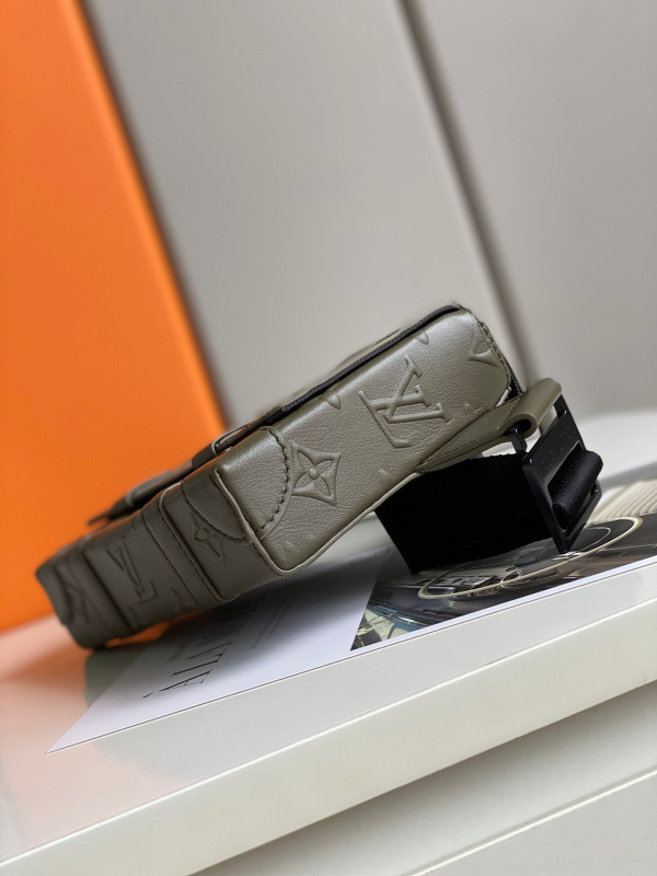 l0*is V*t0n trunk slingbag