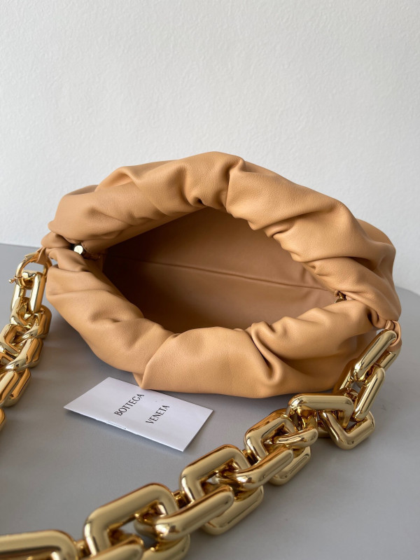 bo*te*ga Ve*ne*ta the chain pouch