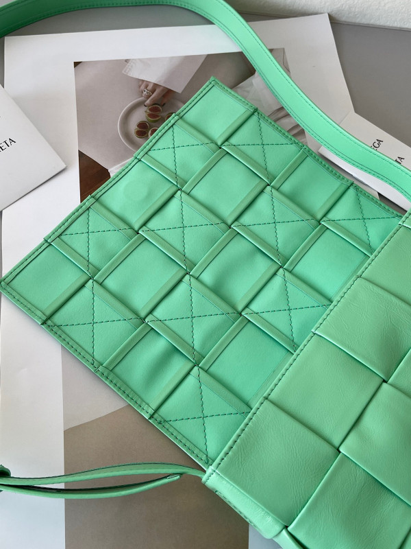 bo*te*ga Ve*ne*ta cassette