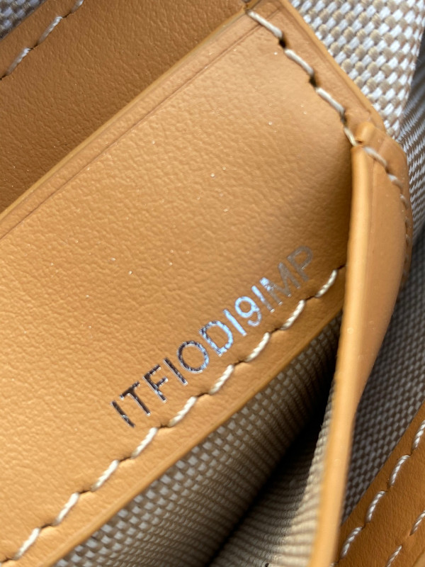 B**rry olympia pouch