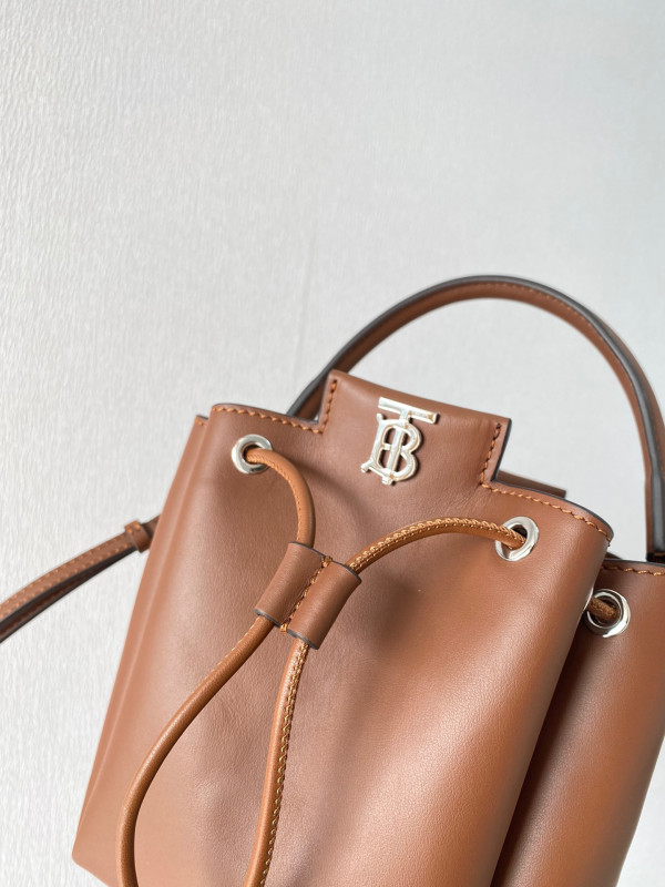 B**rry bucket bag