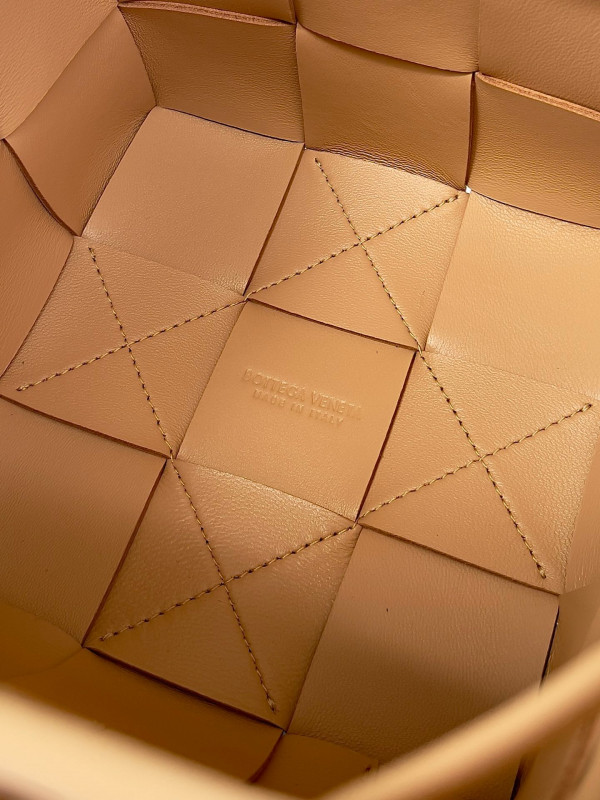 bo*te*ga Ve*ne*ta cassette bucket bag