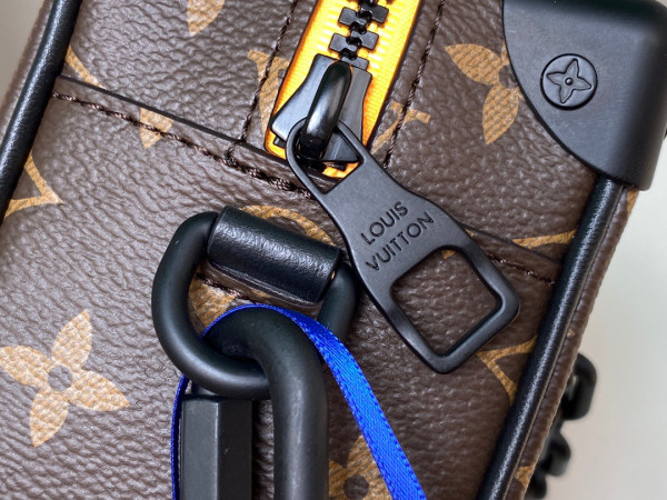 l0*is V*t0n soft trunk