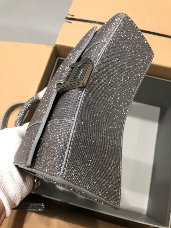 Ba*len*cia*ga hourglass