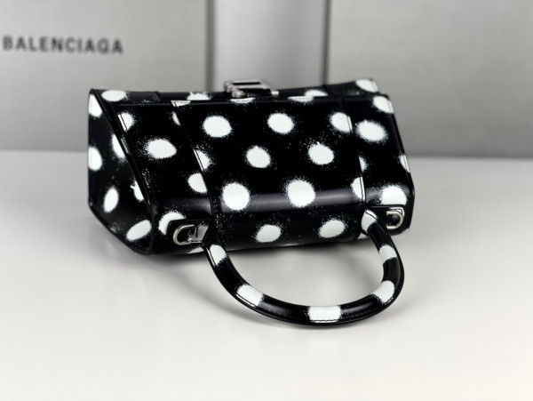 Ba*len*cia*ga hourglass