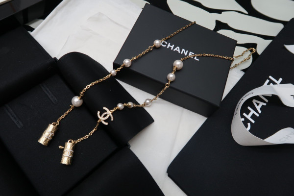 CL AIRPODS NECKLACE