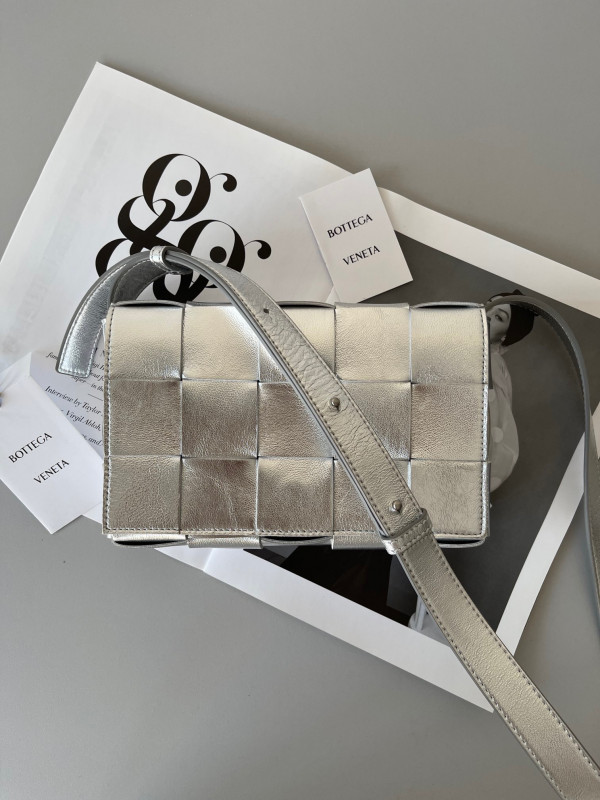 bo*te*ga Ve*ne*ta cassette