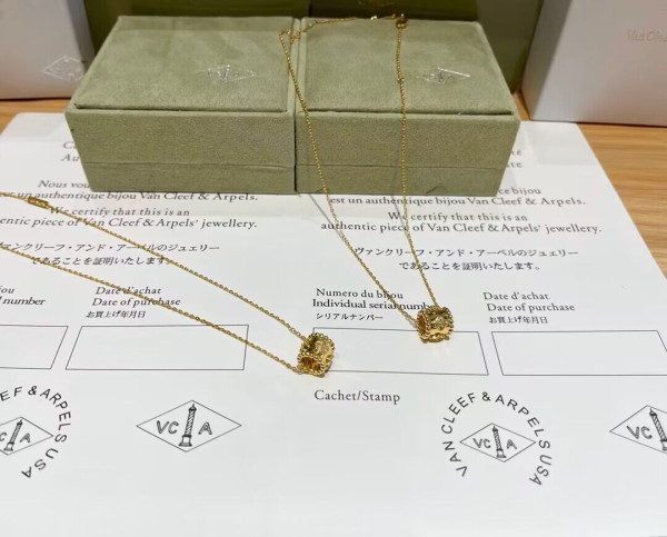 V*N CL*F & arpels necklace