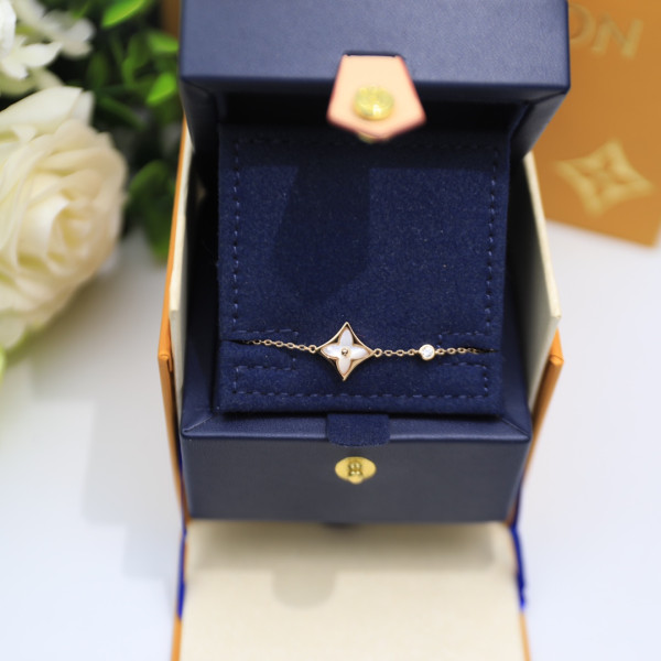 l0*is V*t0n bracelet