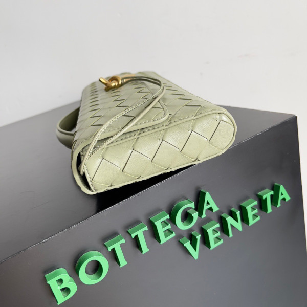 bo*te*ga Ve*ne*ta long clutch andiamo with handle