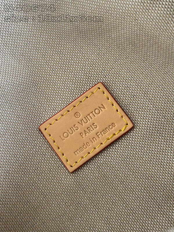 l0*is V*t0n steamer wearable wallet-18*11*6.5cm