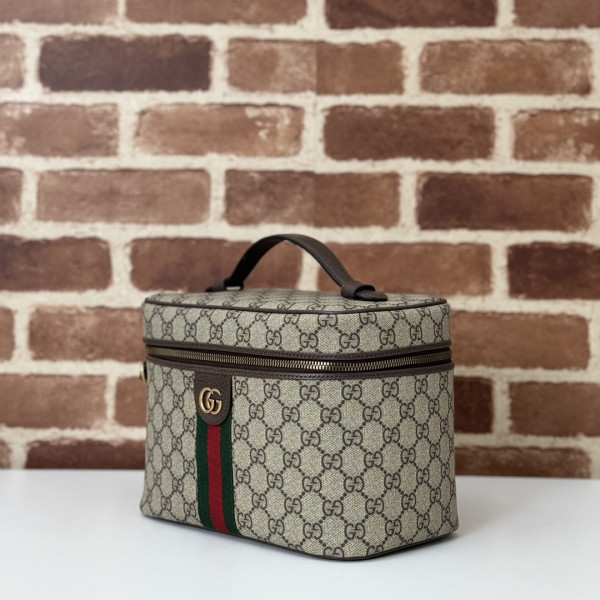G*u*i porter medium travel bag