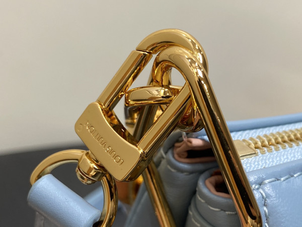 l0*is V*t0n coussin bb