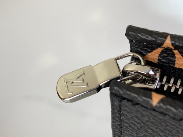 l0*is V*t0n toiletry pouch 26