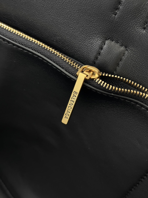 Ba*len*cia*ga bel air medium carry all bag