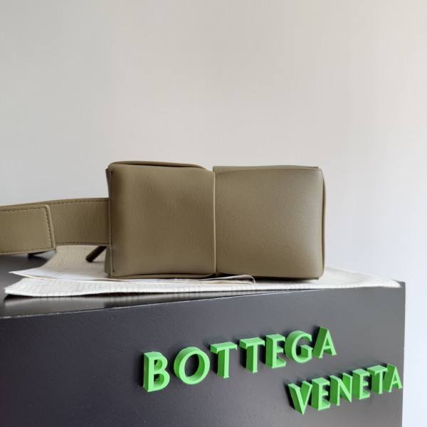 bo*te*ga Ve*ne*ta  arco camera bag -28*18*9cm