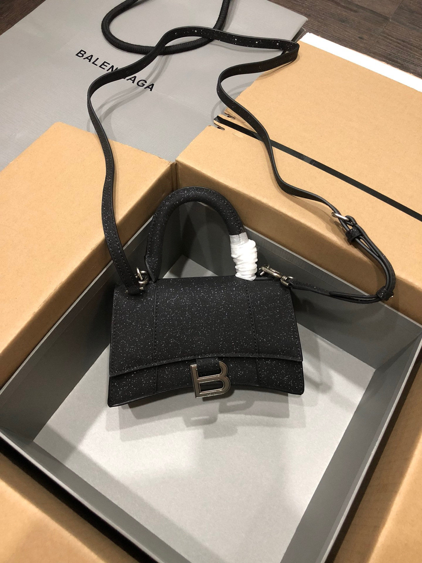 Ba*len*cia*ga hourglass