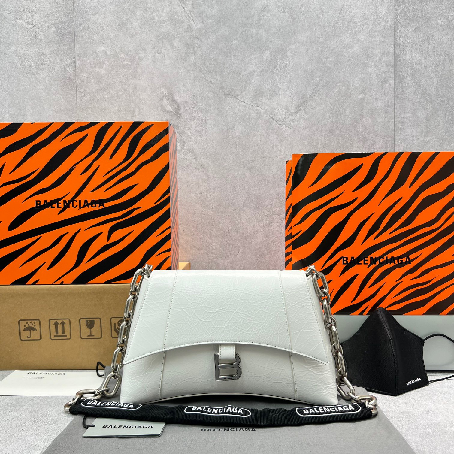 Ba*len*cia*ga downtown small shoulder bag with chain