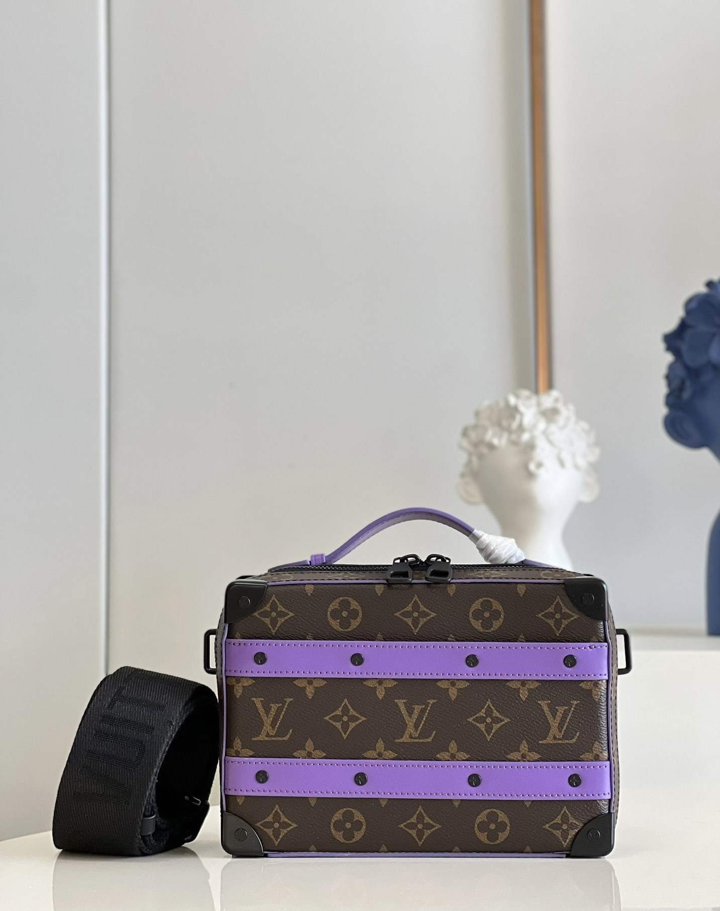 l0*is V*t0n handle soft trunk