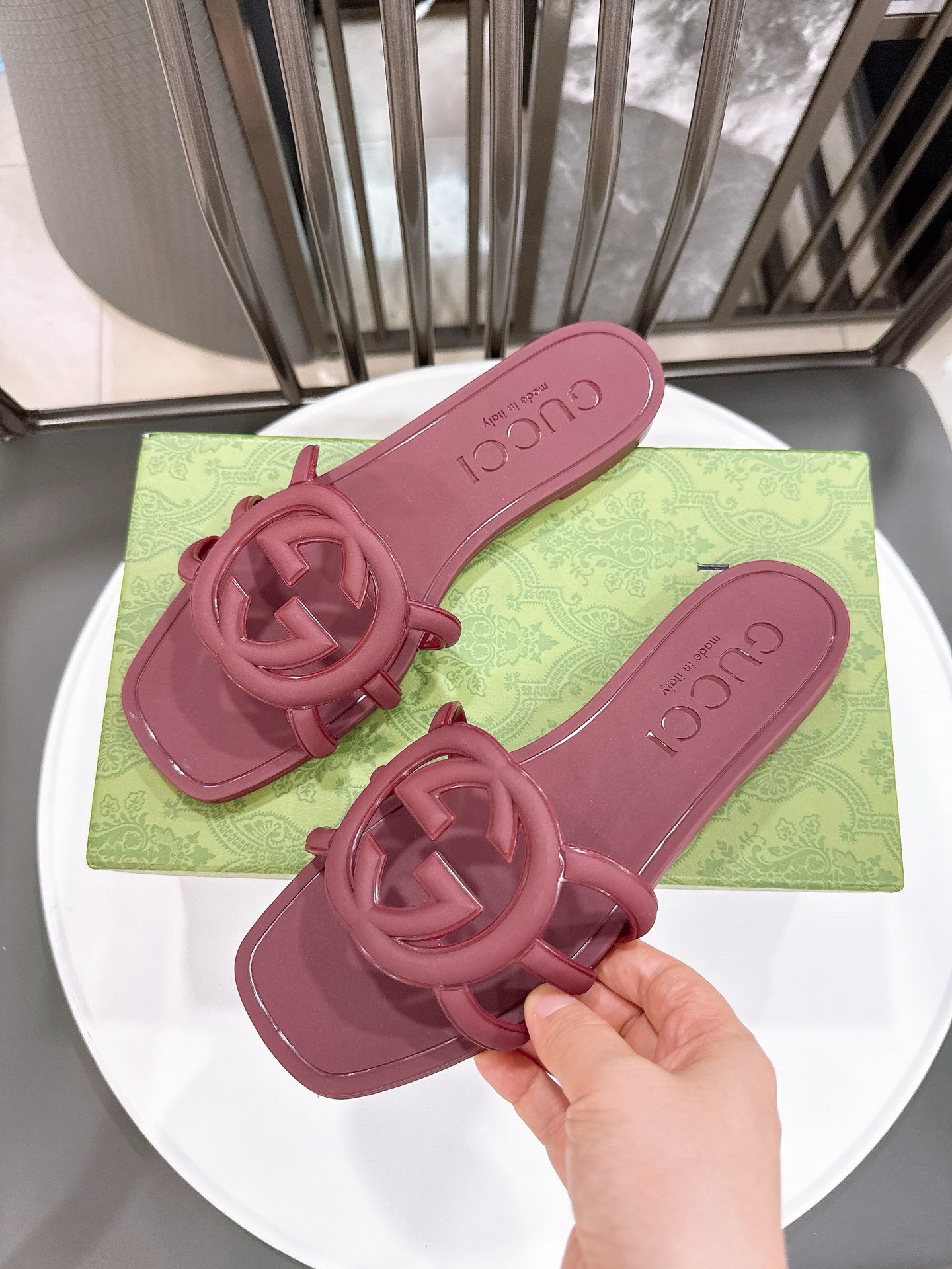 G*u*i women's interlocking g slide sandal