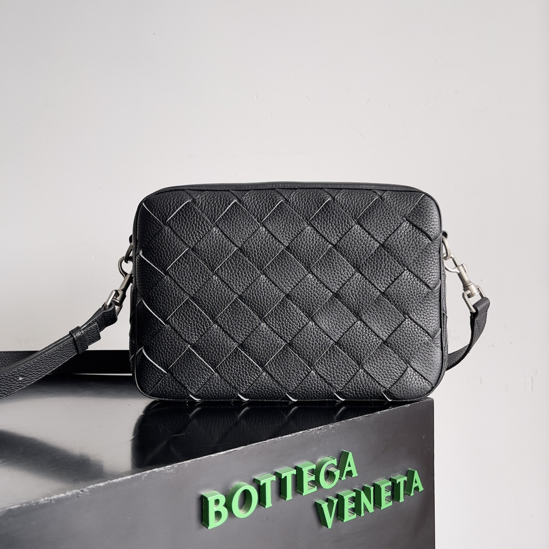 bo*te*ga Ve*ne*ta medium intrecciato camera bag
