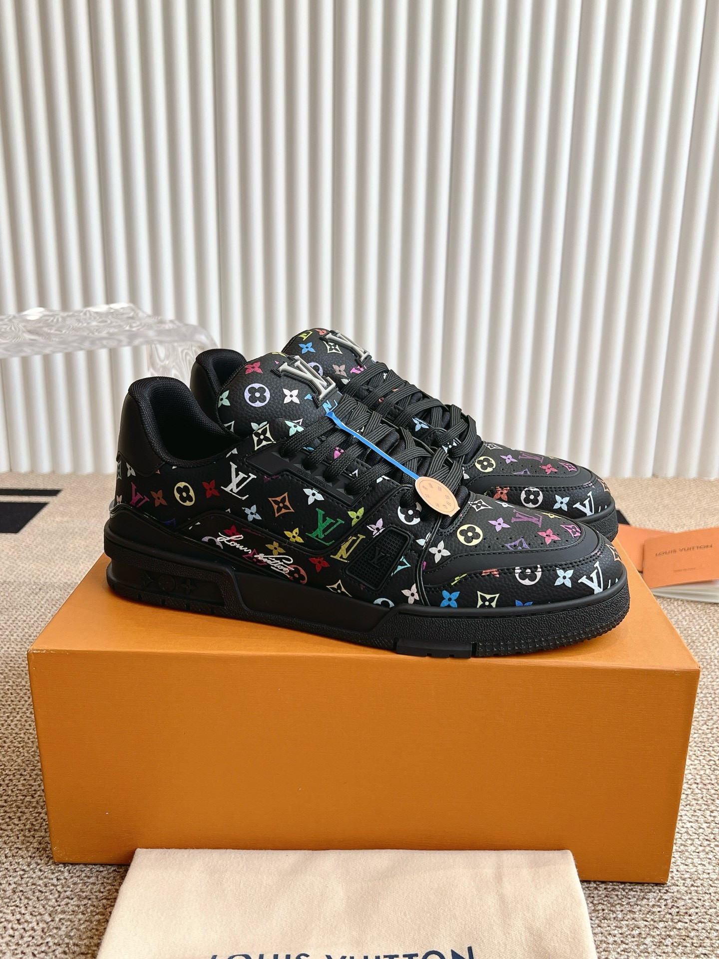 l0*is V*t0n sneakers