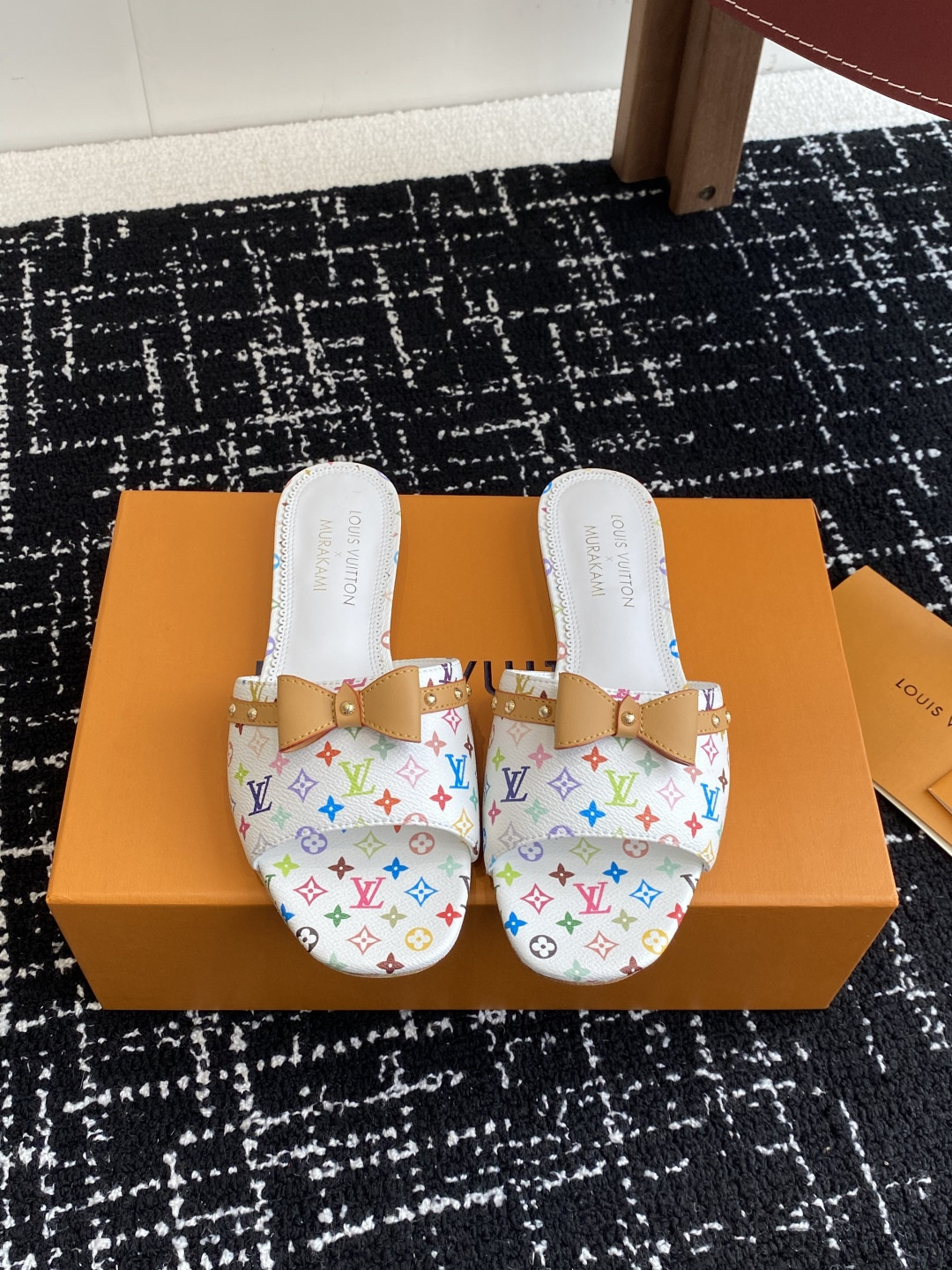 l0*is V*t0n slippers