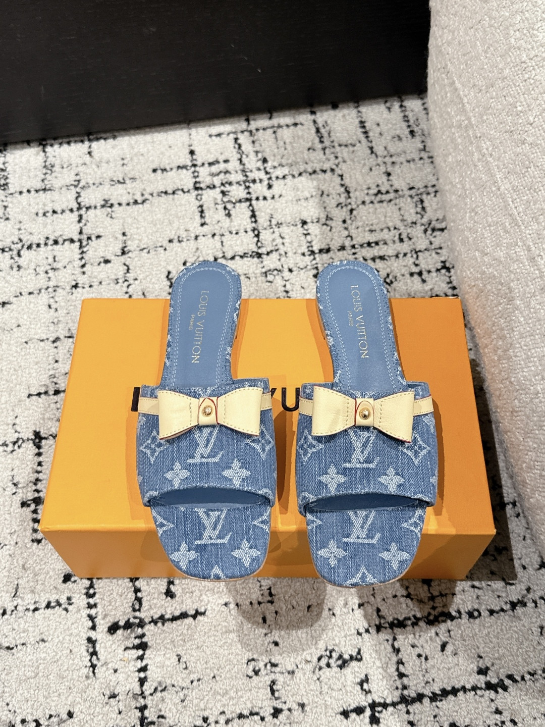 l0*is V*t0n slippers